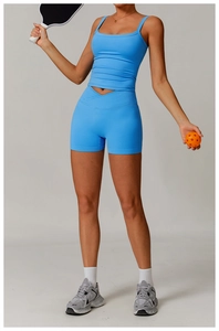 Détail du short de yoga taille haute à coupe en V et débardeur dos nageur en tissu bleu vif