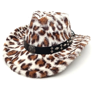 Détail du chapeau de cowboy en fausse fourrure léopard avec bandeau clouté et boucle