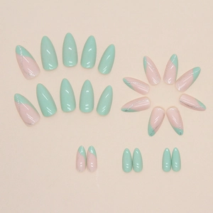Unghie finte a mandorla verde menta con punte French glitterate e tinta unita
