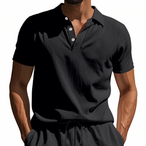 Detailansicht der Knopfleiste und Leinentextur am schwarzen Herren-Poloshirt mit Kragen