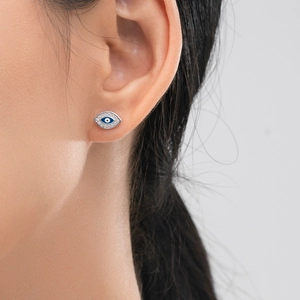 Puce d'oreille mauvais œil en argent S925 avec émail bleu et cristaux fins sur l'oreille
