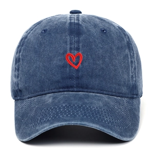 Berretto da baseball in cotone lavato blu scuro con ricamo a cuore rosso sul davanti