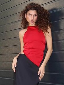 Haut licou en satin rouge ajusté avec ourlet irrégulier pour un look d'été chic