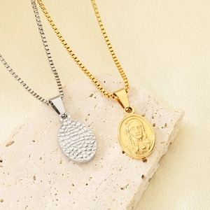 Collier avec pendentif religieux ovale vintage en acier titane doré et argenté avec chaîne