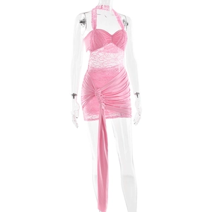 Détail de l'ensemble bikini dos nu en dentelle rose et minijupe plissée à rubans