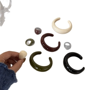 Ensemble minimaliste de bracelets et bagues en résine aux tons crème et vert