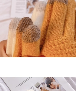 Dettaglio di guanti invernali in maglia con punte touch e morbida trama in lana jacquard