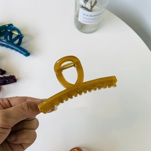 Pince à cheveux élégante en résine ambrée pour femme présentée dans une vue détaillée