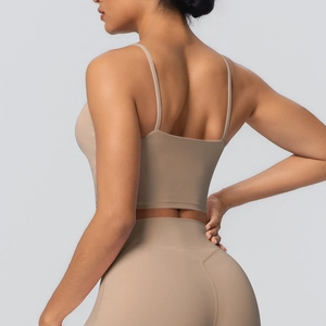 Vue détaillée du dos d'un haut de yoga kaki avec de fines bretelles et un tissu lisse