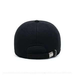 Vista dettagliata del retro del cappello di lana nera con fibbia in metallo argento regolabile