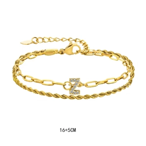 Détail d'un bracelet double couche doré avec pendentif lettre Z et fermoir mousqueton