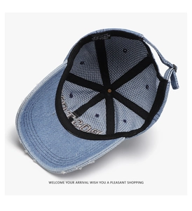 Detail van de blauwe denim honkbalpet met katoenen zweetband en verstelbare gesp