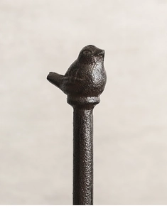 Makroaufnahme einer Vintage-Vogelskulptur aus Gusseisen mit antiker Bronze-Textur