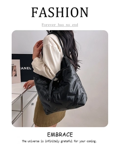 Nahaufnahme der leichten, schwarzen Stepptasche für Damen im modischen Winter-Look