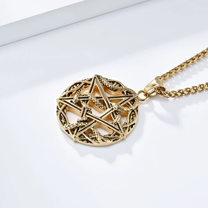 Détail du pendentif pentagramme doré en acier inoxydable avec design de serpent enroulé