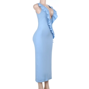 Détail d'une robe longue bleu clair sans manches avec volants et décolleté en V sur mannequin