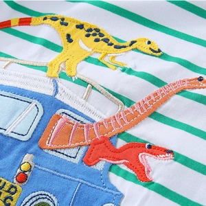 Maglietta a maniche lunghe a righe per bambino con ricami dinosauro e autobus
