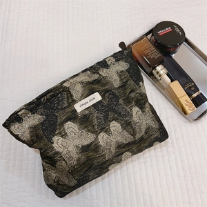 Flache Ansicht der Vintage-Kosmetiktasche in Schwarz mit goldenem Schmetterlingsmuster
