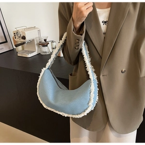 Sac hobo en denim bleu avec franges blanches et forme de croissant minimaliste