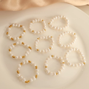 Set di anelli minimalisti con perle d'acqua dolce e perle d'oro su seta color beige