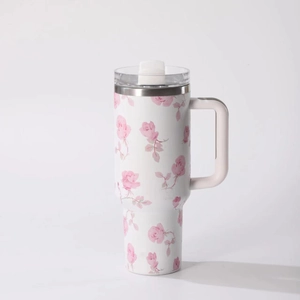 Vista dettagliata della tazza in acciaio 304 con motivo floreale e manico ergonomico