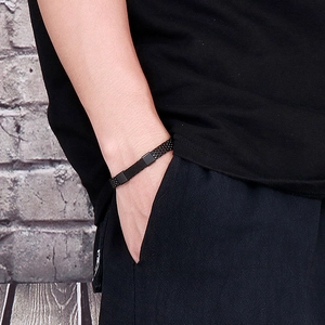Herrenarmband aus matt schwarzem Edelstahl mit gewebtem Mesh-Ketten-Design