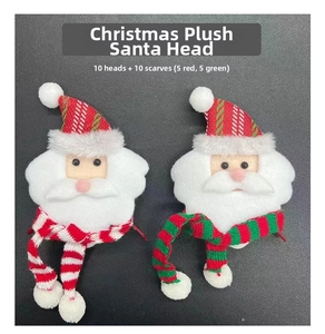 Dettaglio di 10 teste di Babbo Natale in peluche con sciarpe per decorazioni regalo di Natale