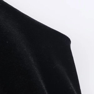 Detailaufnahme von schwarzem Samtstoff mit weichem Flor und reicher Faserstruktur
