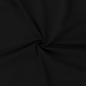 Dettaglio macro dell'elegante tessuto nero con trama fluida e drappeggio per abiti