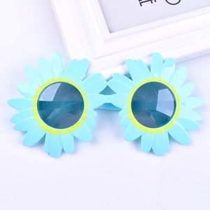 Occhiali da sole a margherita azzurri con dettagli gialli per decorazioni di feste