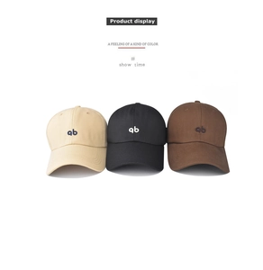Trois casquettes en coton beige, noir et marron avec broderie de lettres 'qb'