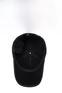 Détail de la doublure matelassée des cache-oreilles à l'intérieur d'une casquette d'hiver