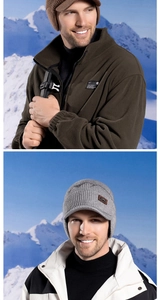 Detail der grauen Strickmütze mit Ohrenklappen und brauner Fleecejacke für Herren im Winter