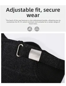 Détail de la boucle en métal réglable sur une casquette en laine noire pour homme