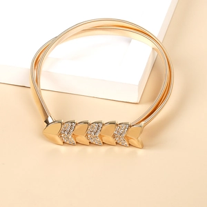 Nahaufnahme der goldenen elastischen Metall-Tailenkette mit Strass-Schleifenschnalle
