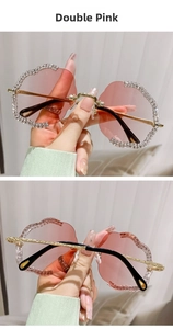 Dettaglio di occhiali da sole senza montatura con lenti sfumate rosa e bordi con strass