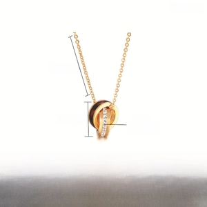 Detailansicht des dreifachen Ringanhängers mit Kristallen auf einer 450mm goldenen Kette