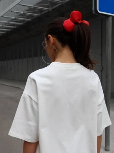 Street style λευκό βαμβακερό μπλουζάκι με μοντέρνο τύπωμα στην πλάτη και κόκκινο φιόγκο