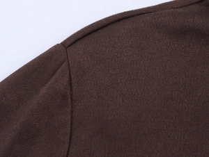 Détail de la couture d'épaule et texture suédine sur une chemise marron foncé