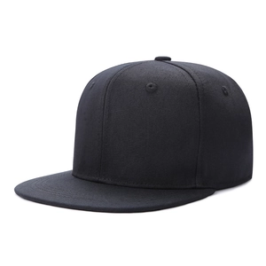 Vue latérale d'une casquette snapback noire à 6 panneaux en coton avec visière plate