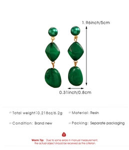 Detailansicht der grünen Harz-Ohrringe mit 5 cm Länge und geometrischem Design