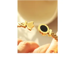 Dettaglio del bracciale placcato oro 18K con numeri romani e incisione LOVE