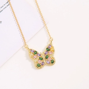 Collier papillon doré élégant avec cristaux colorés sur une chaîne dorée minimaliste