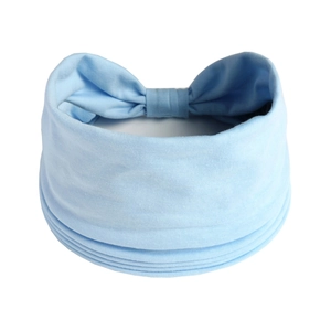 Dettaglio della fascia per capelli azzurra da yoga con fiocco elastico sul retro
