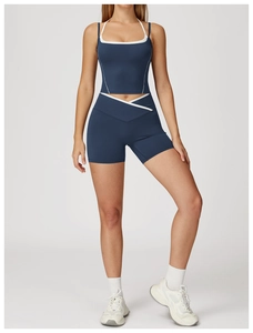 Makro-Detail von dunkelblauem Sport-BH und Shorts mit weißen Kontrastlinien für Yoga