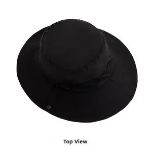 Vista dall'alto di un cappello da sole nero a tesa larga con fibbie di ventilazione in metallo