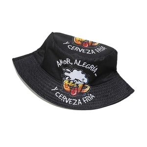 Summer black bucket hat with cartoon beer print and Spanish text on a white background