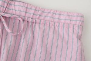 Détail du short de pyjama en coton à rayures roses et bleues avec taille élastiquée