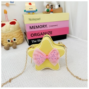 Détail du sac enfant en forme d'étoile jaune avec nœud rose à paillettes