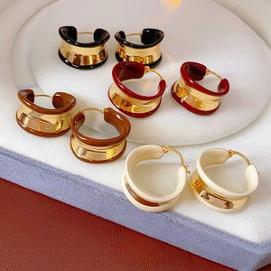 Ensemble de boucles d'oreilles créoles dorées en noir, rouge, marron et blanc crème